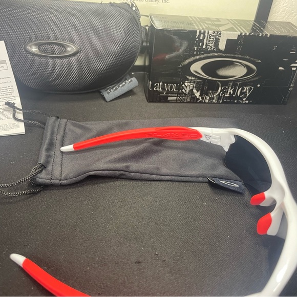 Oakley Flak 2.0 Sunglasses with accessories - Picture 15 of 16